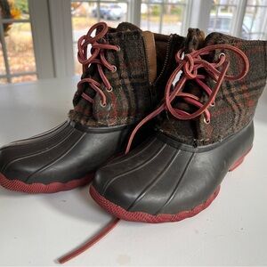 Cute fall/winter Sperry ankle high boots